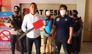 Marah Karena Selalu Menelpon Orang Tuanya, Seorang Pria Parangi Temannya