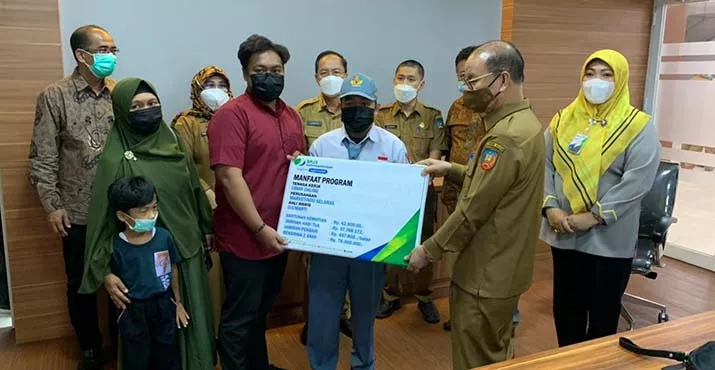 BPJamsostek Sultra Beri Santunan Kepada Ahli Waris Karyawan Swasta