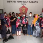 Gerindra Kendari Bagikan Sembako ke Kadernya