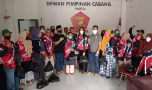 Gerindra Kendari Bagikan Sembako ke Kadernya