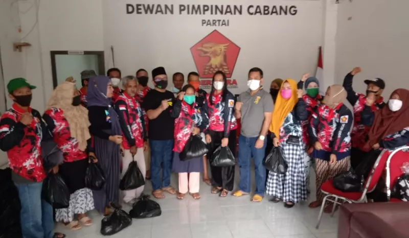 Gerindra Kendari Bagikan Sembako ke Kadernya