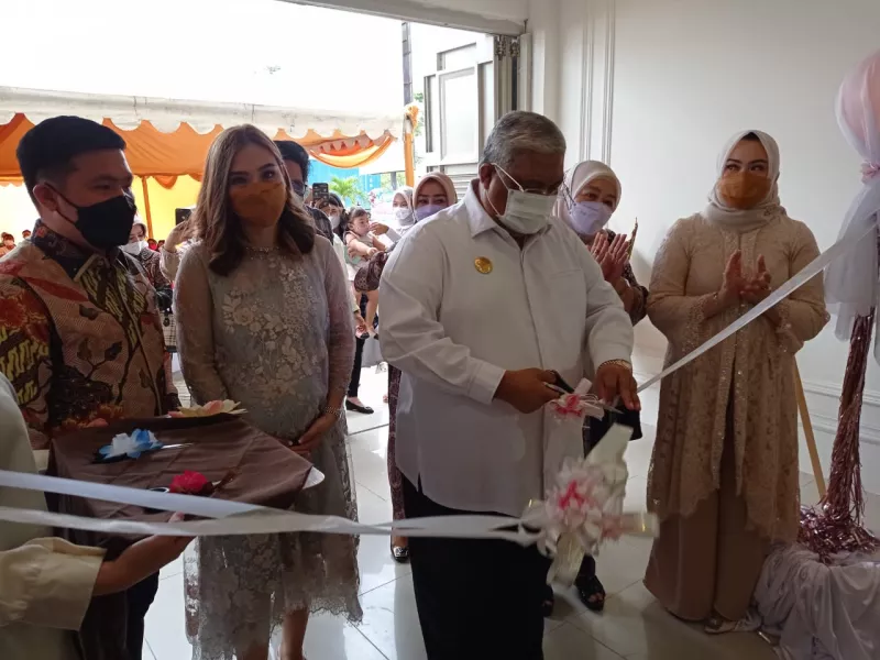 Gubernur Sultra Resmikan Klinik Kecantikan Terlengkap di Kendari