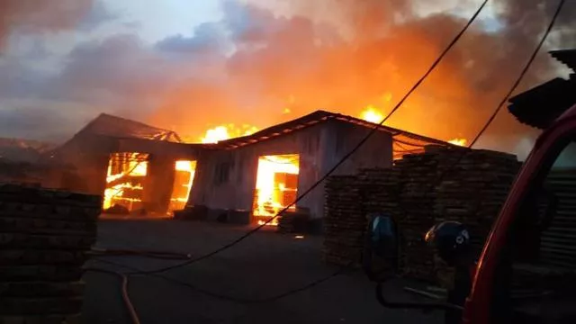 Sebuah Rumah di Kampung Bugis Terbakar