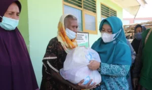 PKK Kendari Salurkan Bantuan ke Masyarakat Lapulu