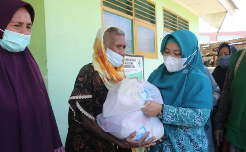 PKK Kendari Salurkan Bantuan ke Masyarakat Lapulu