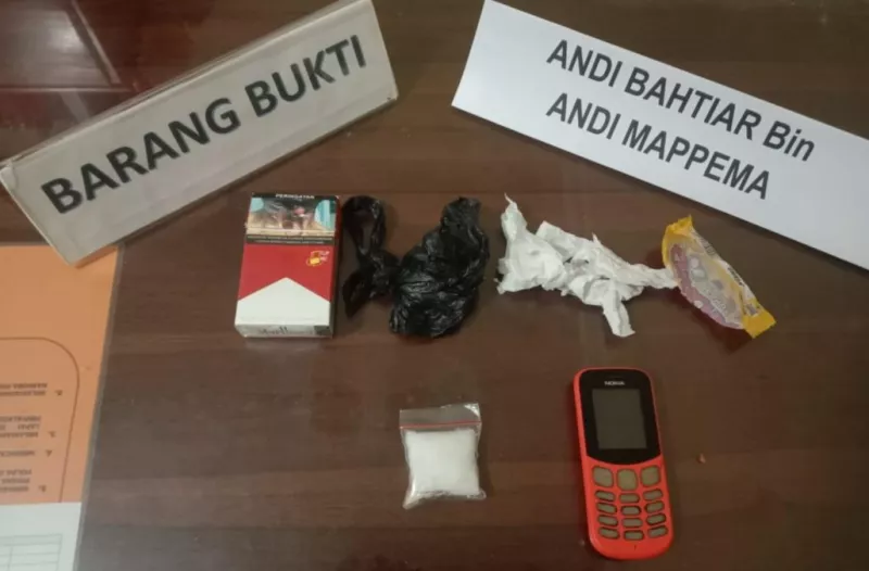 Polda Sultra Bekuk Perempuan Pengedar Sabu Bersama Temanya