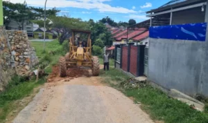 Relawan ASR Benahi Jalan di BTN Anawai