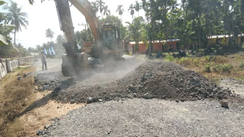 PT VDNI Perbaikan 2 Kilometer Jalan di Dua Desa