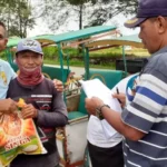 Reses, La Ode Azhar Bagikan Beras ke Tukang Becak