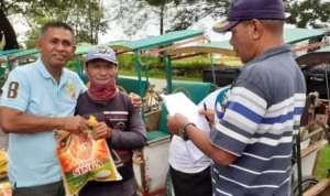 Reses, La Ode Azhar Bagikan Beras ke Tukang Becak