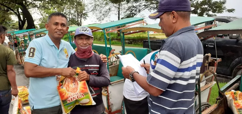 Reses, La Ode Azhar Bagikan Beras ke Tukang Becak