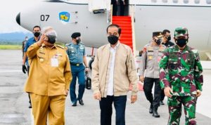 Gunakan Pesawat TNI AU, Jokowi Tiba di Kendari
