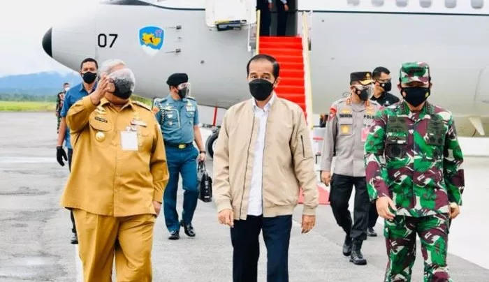 Gunakan Pesawat TNI AU, Jokowi Tiba di Kendari