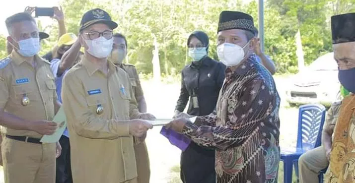 Bupati Konsel Serahkan Sertifikat Tanah pada 101 Warga