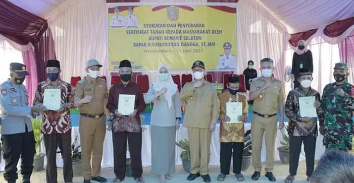 Bupati Konsel Serahkan Sertifikat Tanah pada 101 Warga