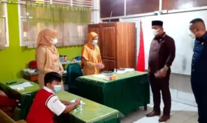 tinjau sekolah 1 DPRD Tinjau Pelaksanaan Ujian Semsester Sekolah di Kota Kendari