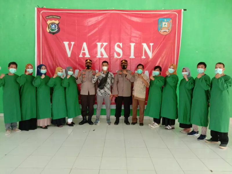 Ratusan Masyarakat Tinanggea Antusias Ikuti Kegiatan Vaksinasi
