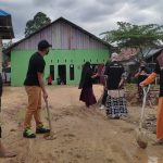 Relawan ASR Perbaiki Jalan di Watubangga