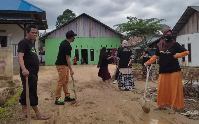 Relawan ASR Perbaiki Jalan di Watubangga