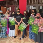 20210724_183412 ASR Perihatin Lihat Himpitan Ekonomi Emak-emak Pembersih Makam