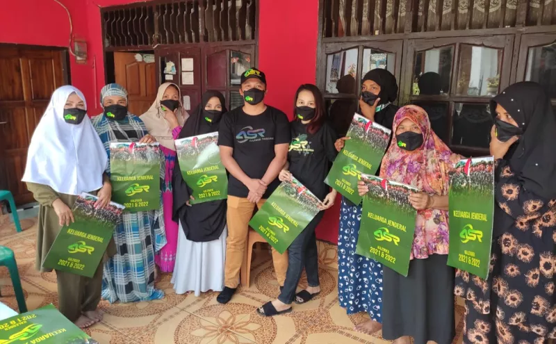 ASR Perihatin Lihat Himpitan Ekonomi Emak-emak Pembersih Makam