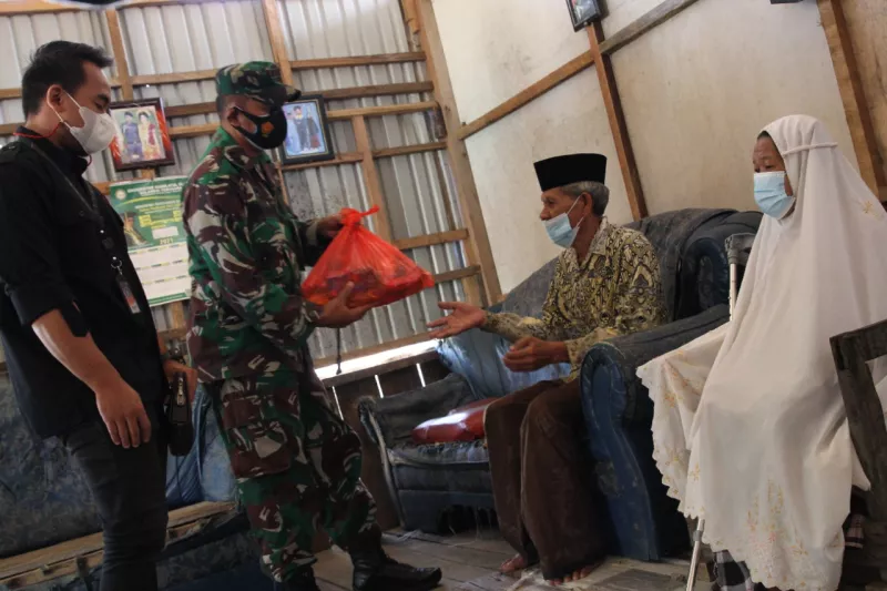 Kodim 1417 Bagikan 350 Paket Sembako ke Warga Bajo di Soropial