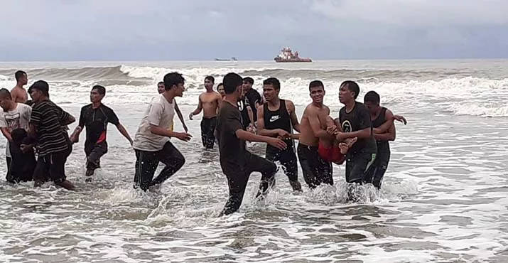 11 Wisatawan Terseret Ombak di Pantai Batugong, 1 Meninggal
