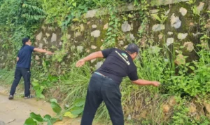 Relawan ASR dan ASLI Bersihkan Lingkungan di BTN Permata Anawai