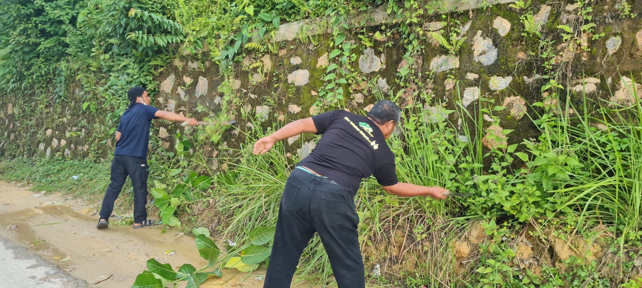 Relawan ASR dan ASLI Bersihkan Lingkungan di BTN Permata Anawai