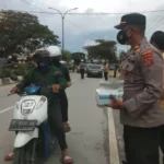 Polsek Baruga Gandeng Mahasiswa Bagikan Masker ke Pengendara