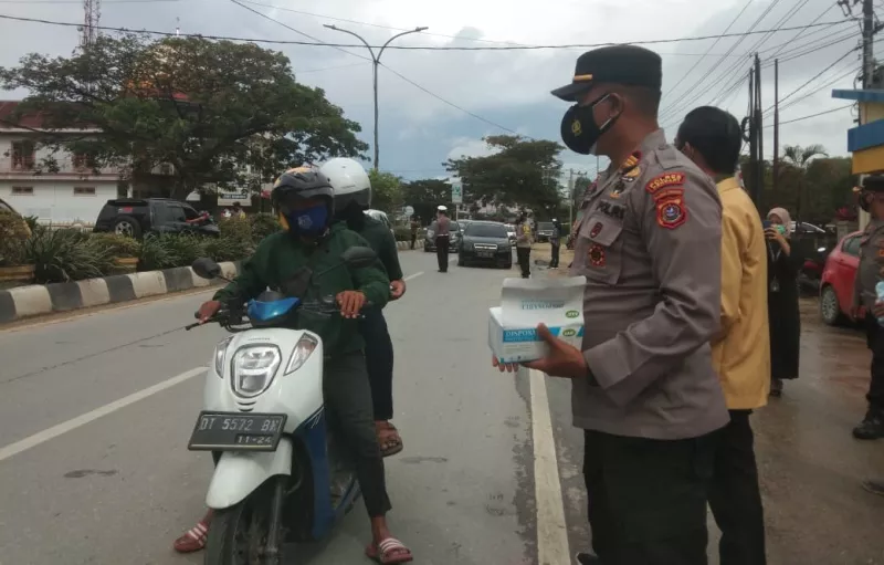 Polsek Baruga Gandeng Mahasiswa Bagikan Masker ke Pengendara
