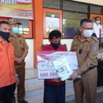 Wali Kota Kendari Serahkan BTS pada Warga Terdampak Covid