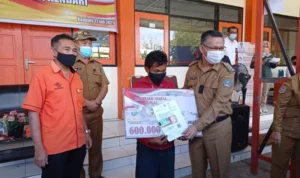 bantuan walikota Wali Kota Kendari Serahkan BTS pada Warga Terdampak Covid
