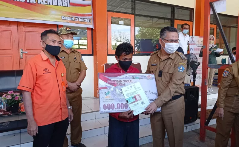 Wali Kota Kendari Serahkan BTS pada Warga Terdampak Covid