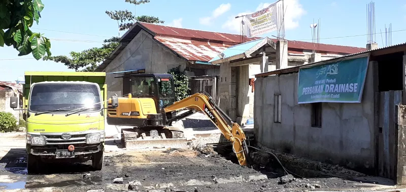 Asli dan ASR Benahi Drainase di Kelurahan Kendari Caddi