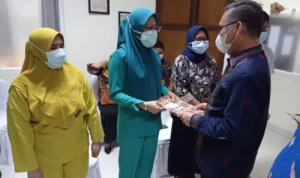 insentif nakes Wali Kota Serahkan Insentif Nakes di Kota Kendari