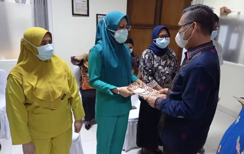 Wali Kota Serahkan Insentif Nakes di Kota Kendari