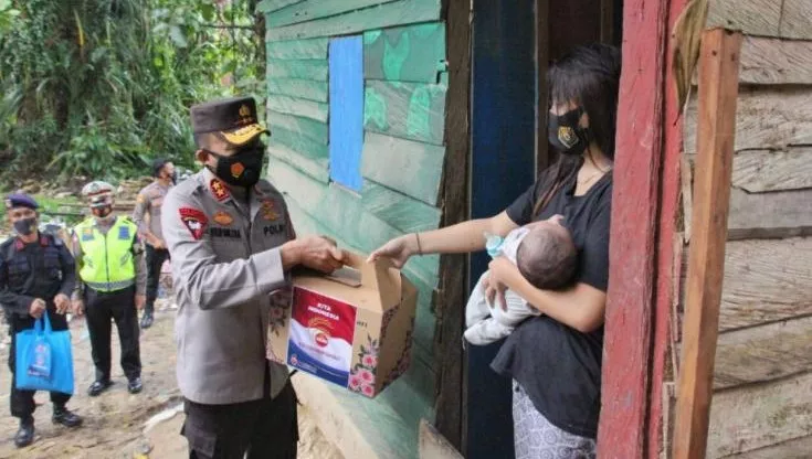 Kapolda Sultra Salurkan Bantuan ke Masyarakat