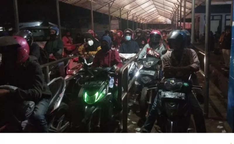 Pelabuhan Feri Torobulu Dipadati Pemudik