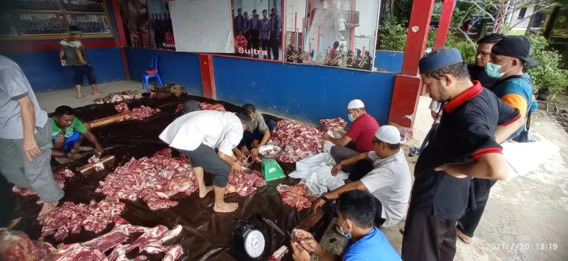 Disdamkar Kendari Bagikan 325 Kantong Daging Kurban