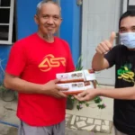 Relawan ASR Bagikan Nasi Kotak ke Warga Anawai
