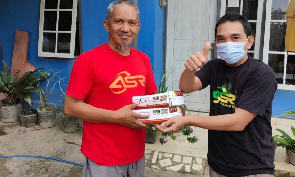 Relawan ASR Bagikan Nasi Kotak ke Warga Anawai