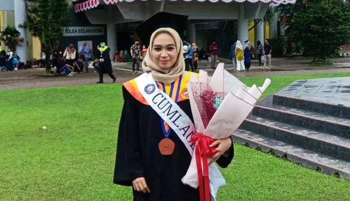 Raih IPK 4.0 Wa Ode Sitti Murnia Sari Keluar Sebagai Lulusan Terbaik UHO