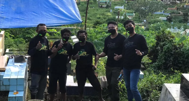 Sambut HUT RI, ASR Kendari Sambangi TPU & Beri Insentif ke Penggali Makam