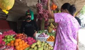 Berdayakan Pedagang Buah, ASR Kendari Beli Buah & Salurkan ke Pasien Isoman Covid-19