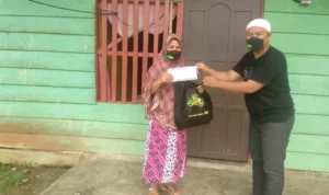 ASR Beri Bantuan Insentif Kepada Guru Honor Terdampak Pandemi di Konawe Selatan
