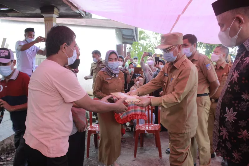 Bupati dan Wabup Konsel Beri Bantuan ke Warga Korban Kebakaran Rumah