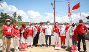 Wali Kota Kendari Salurkan Bantuan Sosial Bersama IKA FEB UHO