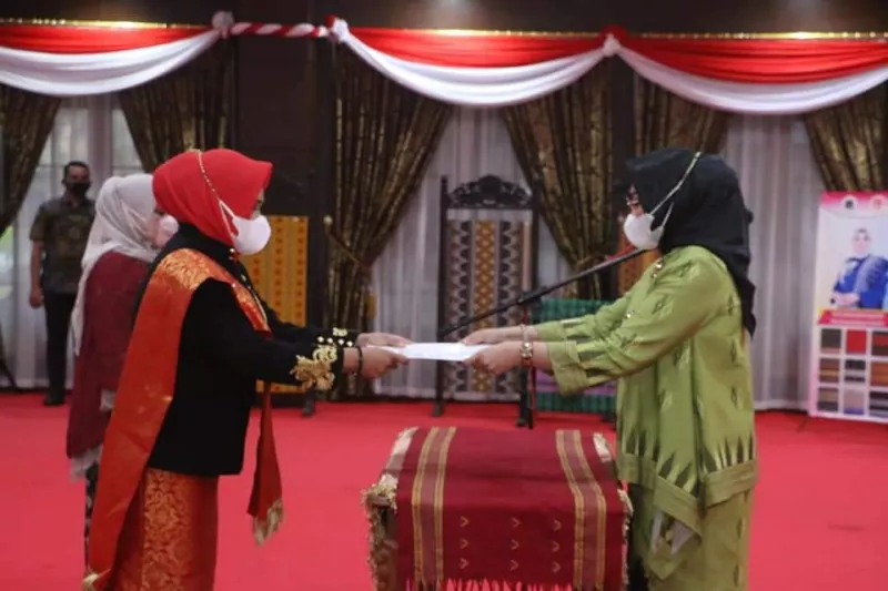 Gubernur Lantik Ketua Dekranasda Konsel dan Mubar