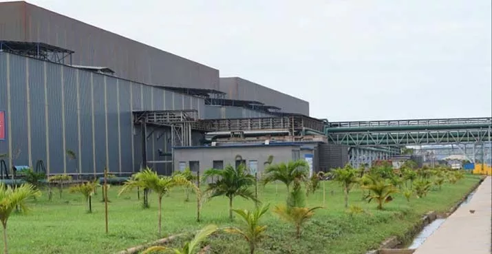 Ogzida jinsiy olatni ushlab turgan xotinining fotosurati